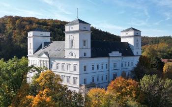 Main building of Račice castle