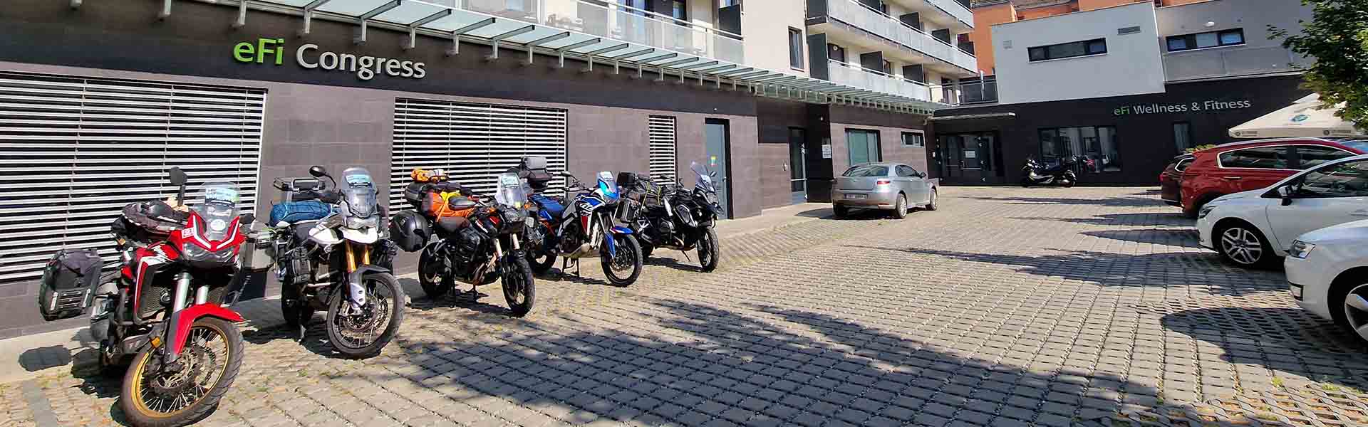 eFi Palace Hotel - Parking in a closed courtyard