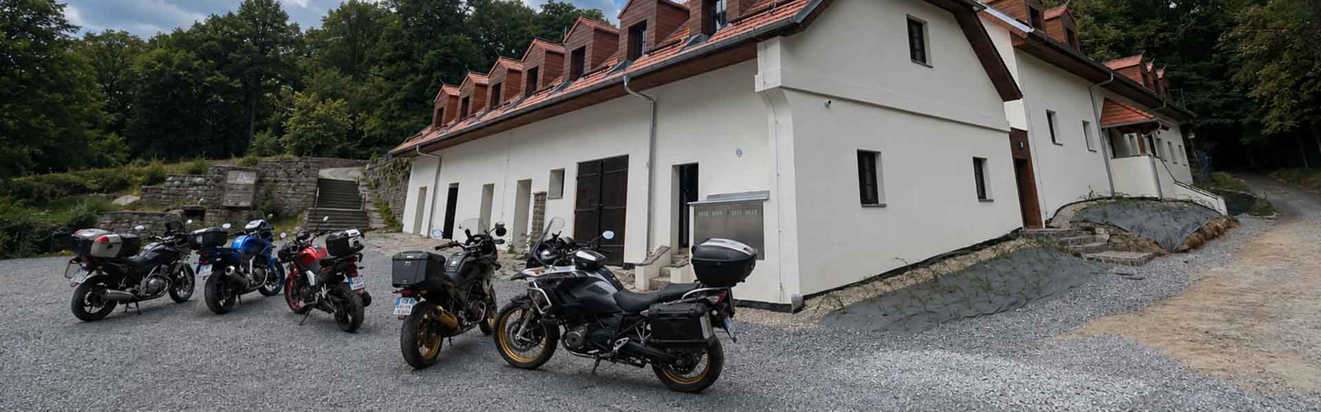 EFI Castle Račice - Parking in a private parking lot